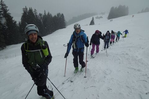 Malgré le brouillard, le vent et la neige, les 11 participants à la course du dimanche 11 mars ont pu s'offrir une petite excursion au sommet de Höchsthorn. Photo: Alain Cortat