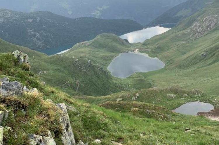 Successions de petits lacs sur la longue descente vers le lac Ritom