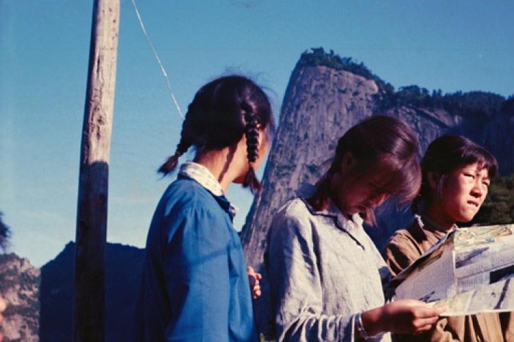 Jeunes militantes consultant le plan de la baille du Hua shan