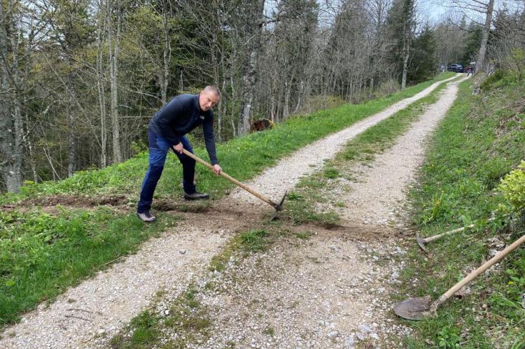 Nos rigoliers Yves et Patrick en arrière plan