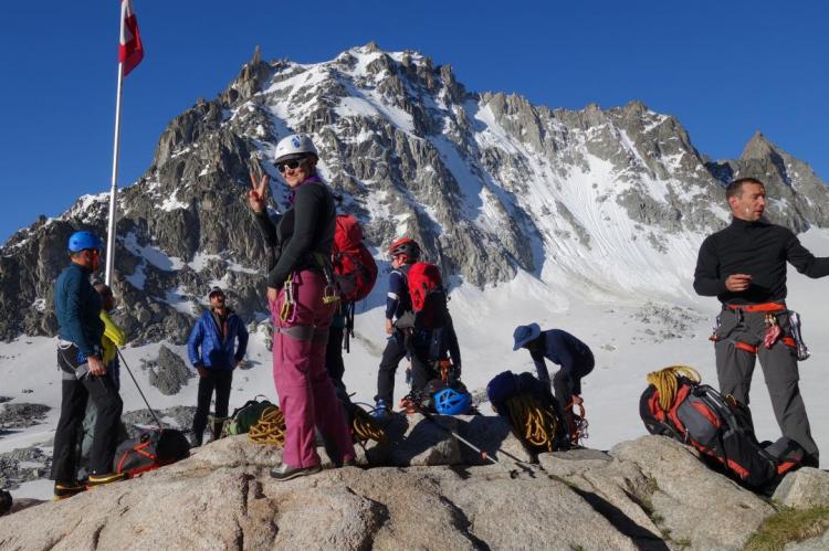 Préparation à la course devant la cabane