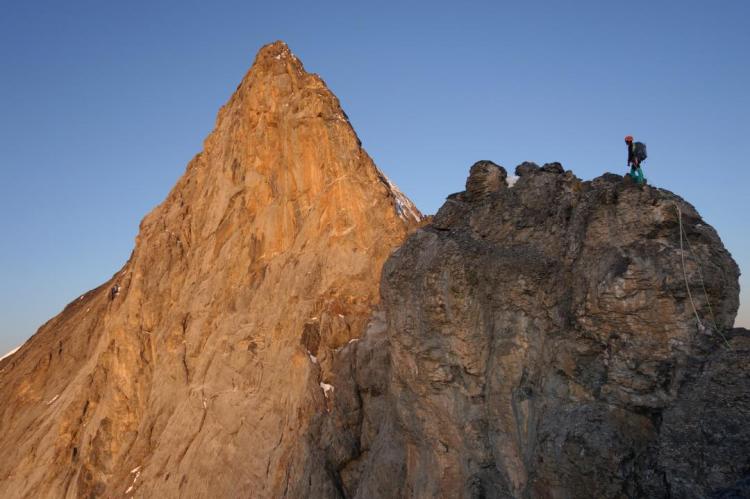 Sur le Grand Gendarme; sommet de l'Eiger à gauche