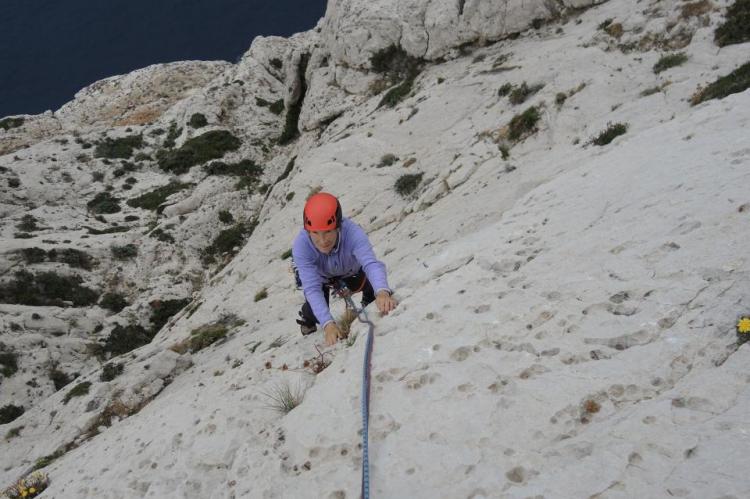 Lise sur le rocher rugueux du Conglué, Sormiou