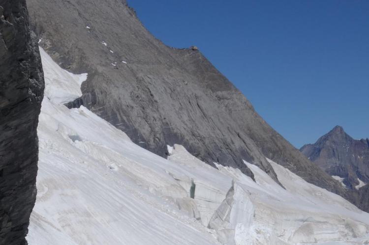 Vue sur la cabane Mittellegi depuis la station Eismeer