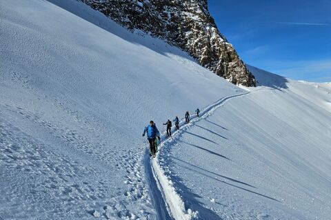 A la montée vers le Breithorn, l'itinéraire est déjà bien tracé. Et pour cause, plusieurs grands groupes nous précèdent. Photo: Nicolas 